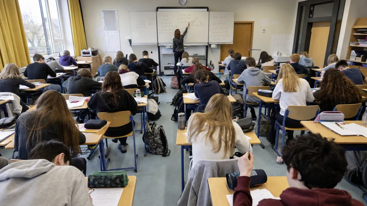 Klassenzimmer mit 30 Kindern, Lehrerin am Whiteboard